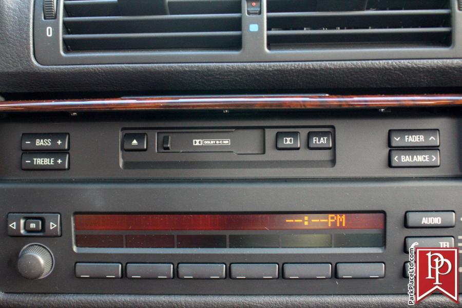 Детали интерьера BMW 540i Sedan (E39) 1998 года  (фото 32 из 50)